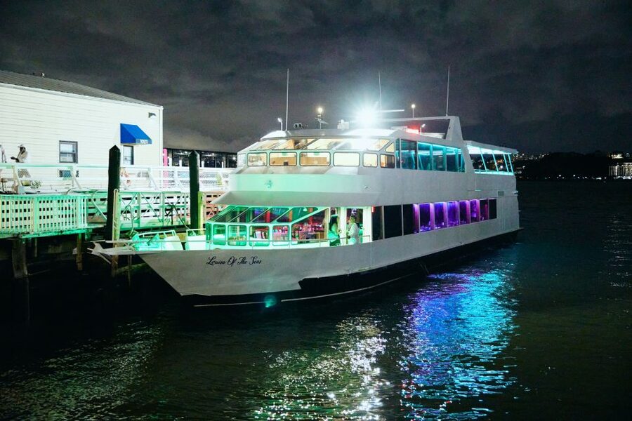 New York City: Gourmet Dinner Cruise with Live Music - Statue of Liberty at Sunset: The Moment You’ll Remember