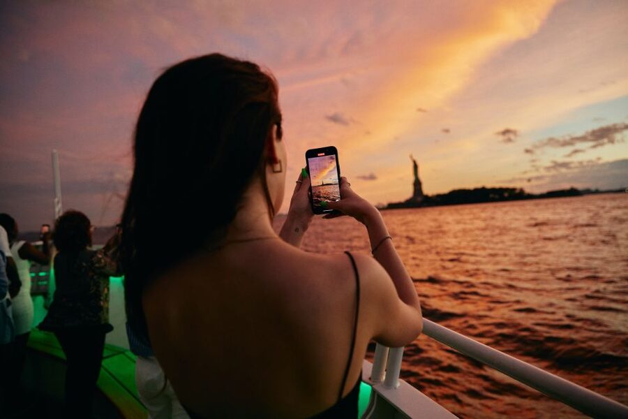 New York City: Gourmet Dinner Cruise with Live Music - Dinner at Your Table: What the Plated Meal Feels Like