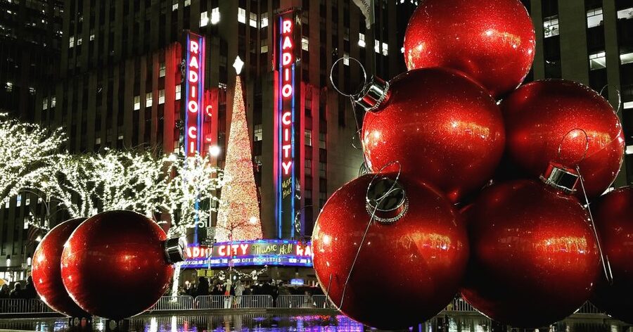 New York City: Holiday Lights Extravaganza Walking Tour - Who This Tour Suits Best, and Who Should Skip It