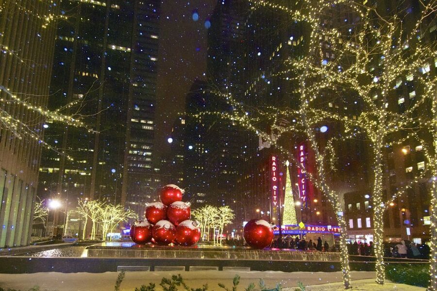 New York City: Holiday Lights Extravaganza Walking Tour - Bryant Park Winter Village: 45 Minutes to Shop, Snack, and Browse Outdoors