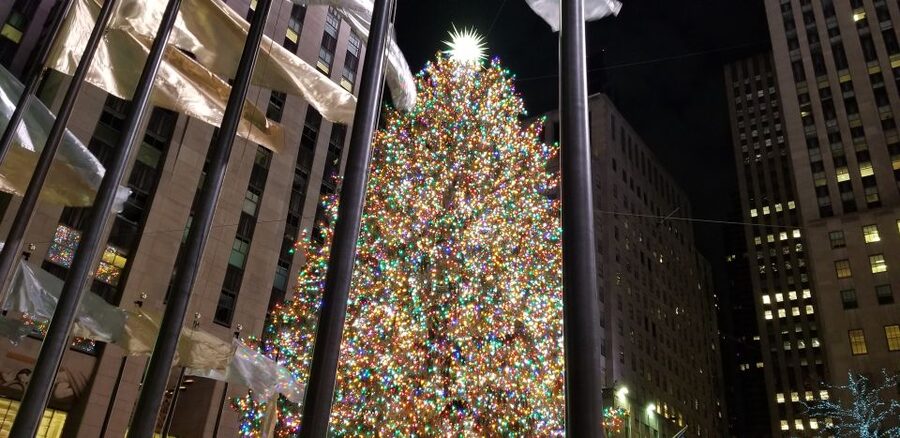 New York City: Holiday Lights Extravaganza Walking Tour - Your Guide and Group Energy: Why Debbie’s Style Gets Praise