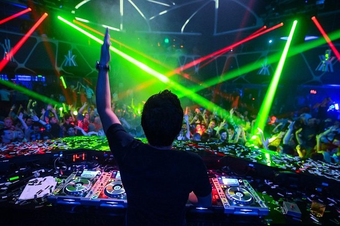 New York City Nightclub Tour - Lounge kickoff: the champagne start and the host moment