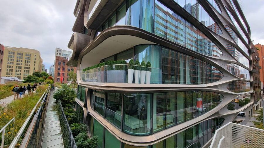 New York City: Secrets Of High Line Park Walking Tour - Starting at West 15th and 9th Avenue, ready to aim your camera