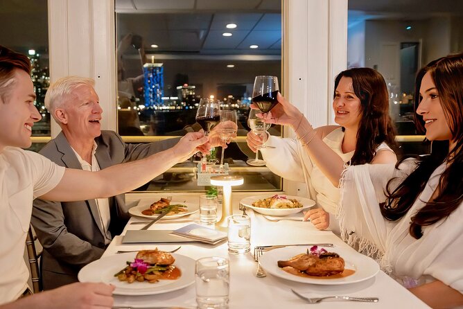 New York City Skyline Dinner Cruise - Music and hosted commentary: fun background, not a lecture