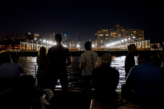 New York City Skyline Lights Sail - Booking smart for a small-boat skyline evening