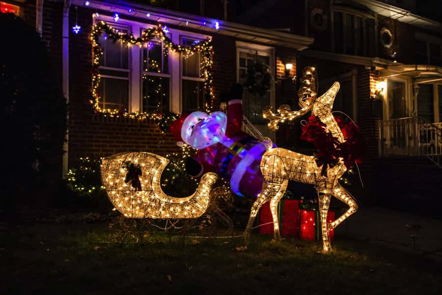 New York: Dyker Heights Christmas Lights Guided Tour - The Walk Through Dyker Heights: How the Time Really Feels
