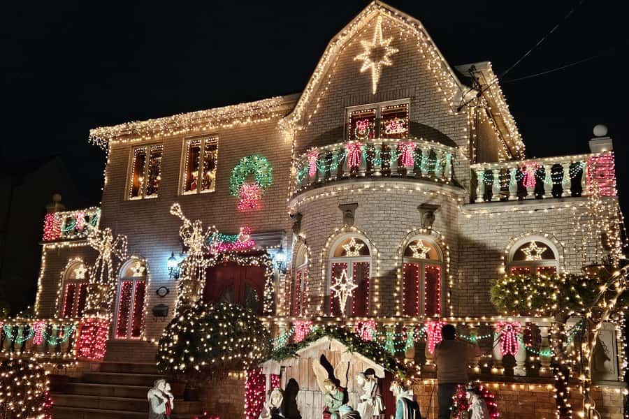 New York: Dyker Heights Christmas Lights Guided Walking Tour - Dyker Heights Lights: why this Brooklyn night walk feels special