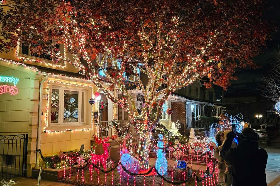 New York: Dyker Heights Christmas Lights Guided Walking Tour - Getting the best photos: what to focus on during the 2 miles