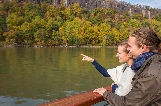 New York Fall Foliage Cruise up the Hudson River - Chelsea Piers departure and Upper West Side skyline time
