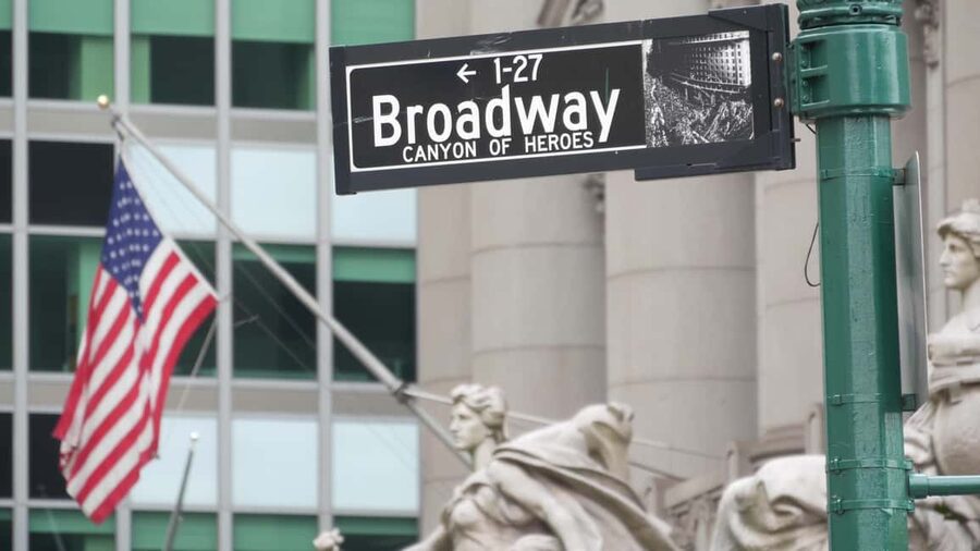 New York: Hamilton Musical Walking Tour of Lower Manhattan - Bowling Green, then Fraunces Tavern for the Revolution-era vibe