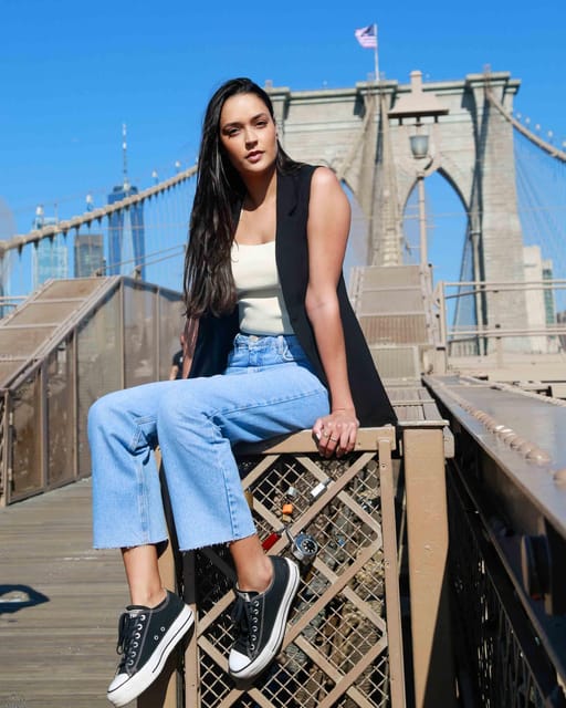 New York: Photoshoot in NYC DUMBO BROOKLYN BRIDGE - Languages, communication, and group vibe