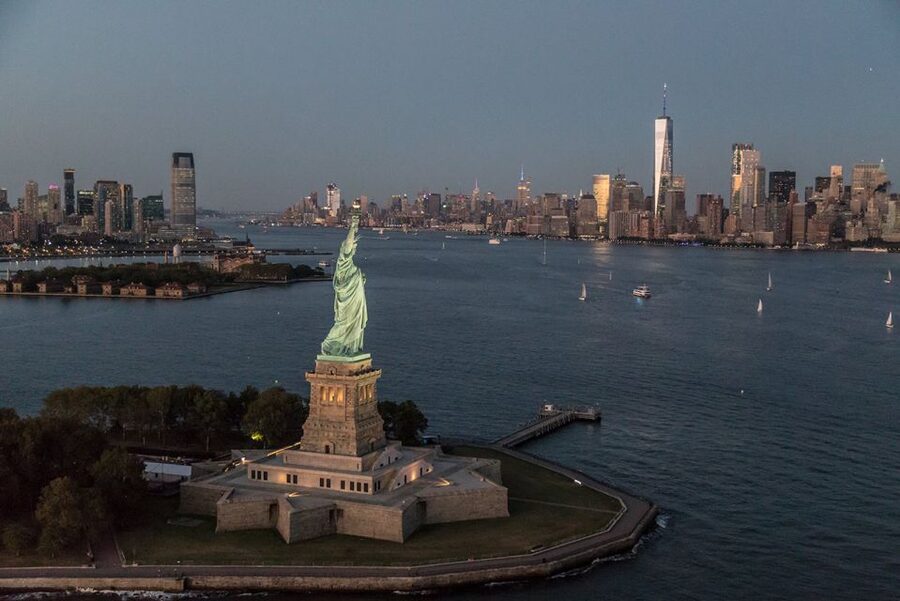 New York: Private Scenic Helicopter Charter with Champagne - The 30-minute route: rivers, Midtown giants, and the harbor icons