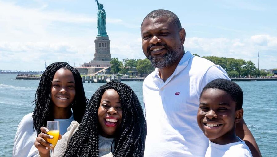 NYC: Bottomless Brunch Cruise - Buffet or three-course plated brunch, and how service changes the day