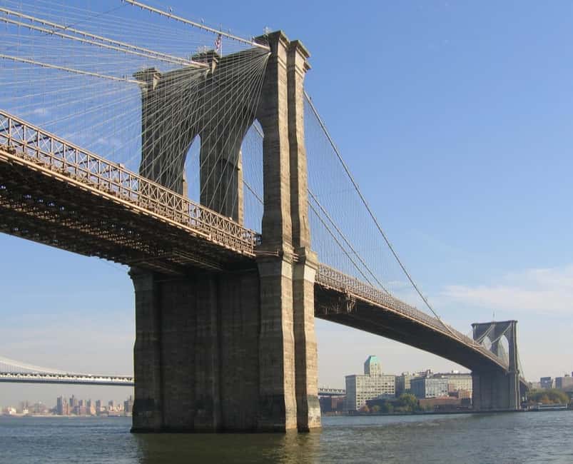 NYC: Brooklyn Bridge, DUMBO, and Skyline Small Group Tour - Guides that make the difference in a short tour