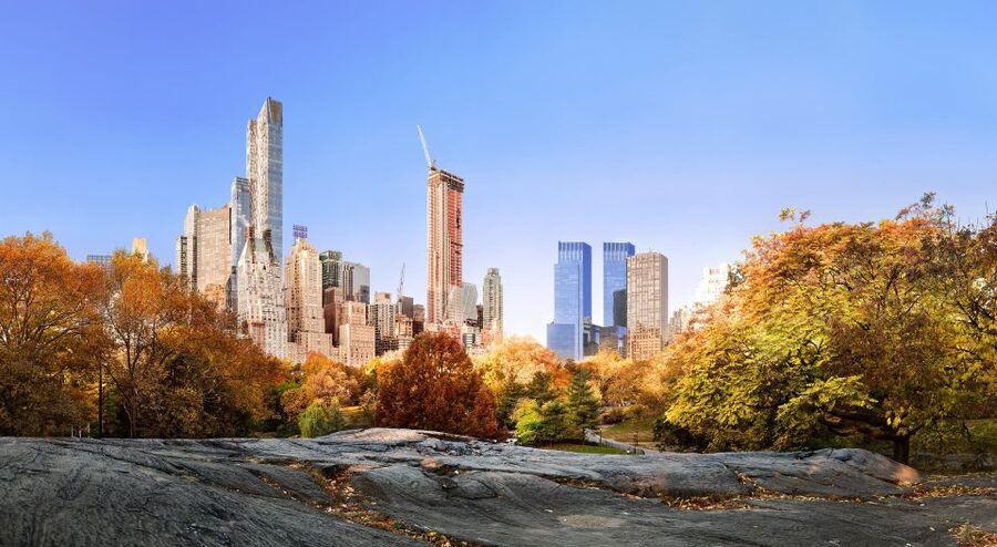 NYC: Central Park Guided Walking Tour English-Spanish - The pond, Victorian Gardens, and Balto near the zoo area