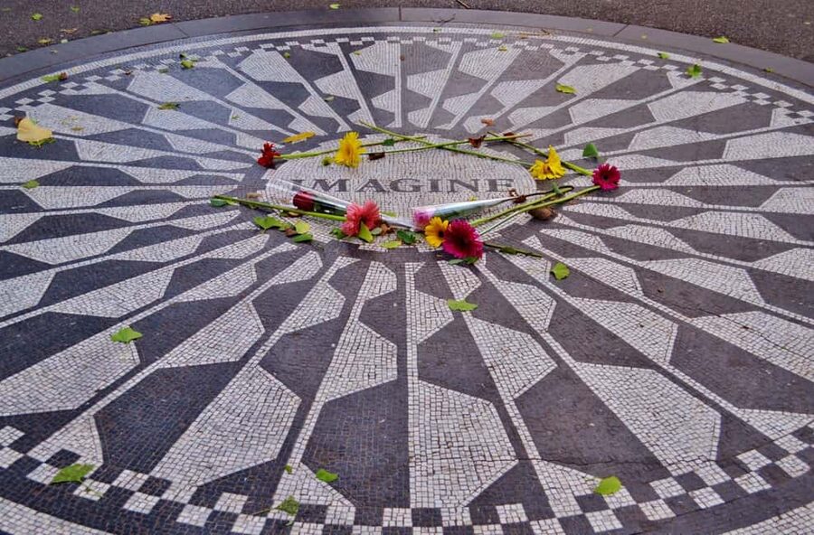NYC: Central Park Guided Walking Tour English-Spanish - Strawberry Fields, the Dakota Building area, and John Lennon’s legacy