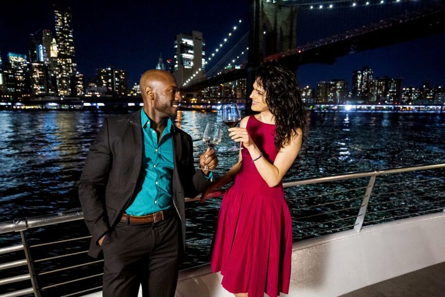 NYC: Christmas Eve Buffet Lunch or Dinner Harbor Cruise - Should You Book This Christmas Eve Cruise?