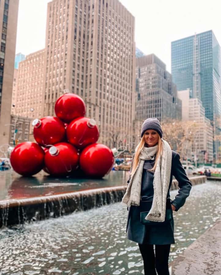 NYC: Christmas Holiday Guided Walking Tour with Dessert - St. Thomas Church stops and the New Amsterdam thread