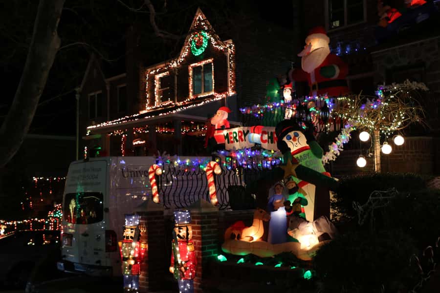 NYC: Christmas Lights Dyker Heights, Bay Ridge and DUMBO - A 4-hour Christmas lights loop from Times Square to three Brooklyn moods