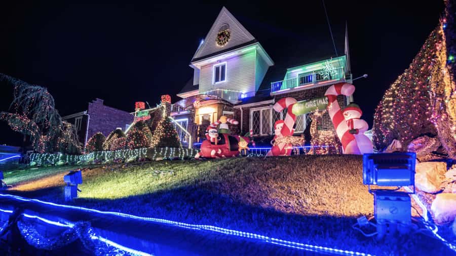 NYC: Christmas Lights Dyker Heights, Bay Ridge and DUMBO - Who this tour is best for, and who should skip it
