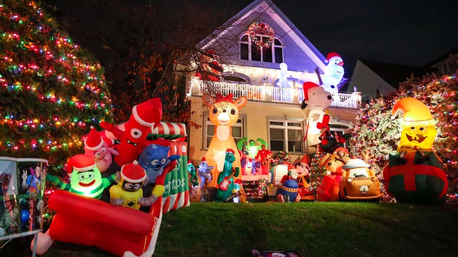 NYC: Christmas Lights Dyker Heights, Bay Ridge and DUMBO - Should you book, or build your own lights route?