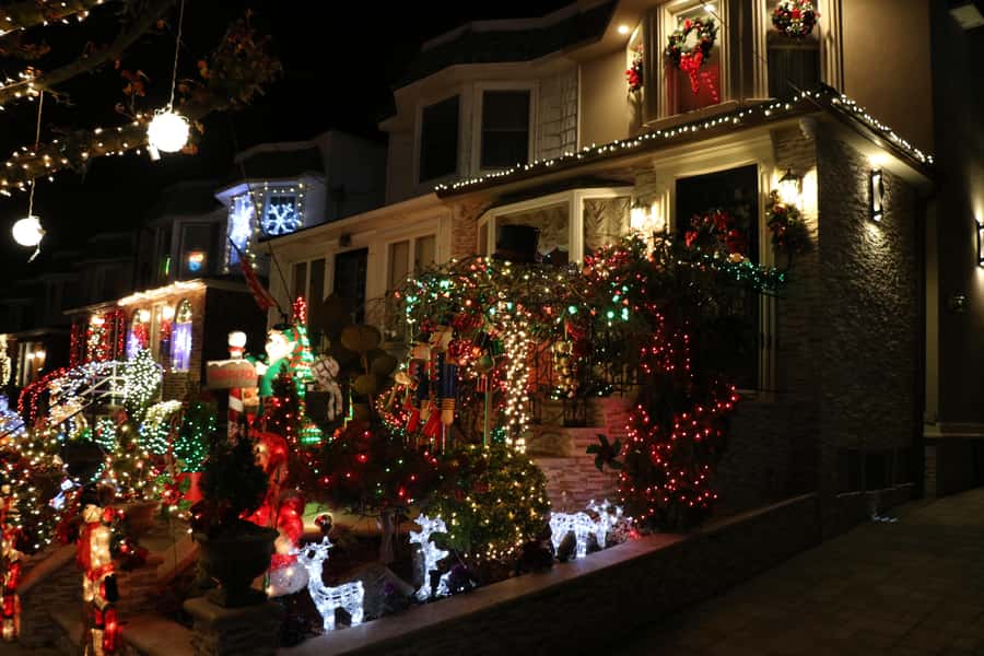 NYC: Christmas Lights Dyker Heights, Bay Ridge and DUMBO - Bay Ridge at dusk, when the neighborhood spirit kicks in