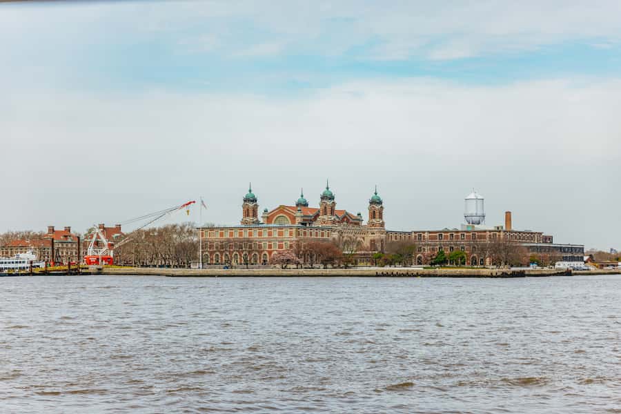 NYC: Circle Line 2.5 Hour Best of NYC Boat Cruise - Downtown harbor icons, Seaport vibes and the Little Red Lighthouse