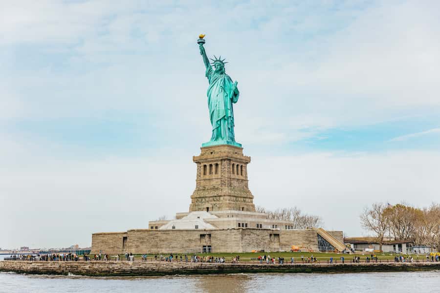 NYC: Circle Line 2.5 Hour Best of NYC Boat Cruise - Guide storytelling that keeps 2.5 hours from dragging