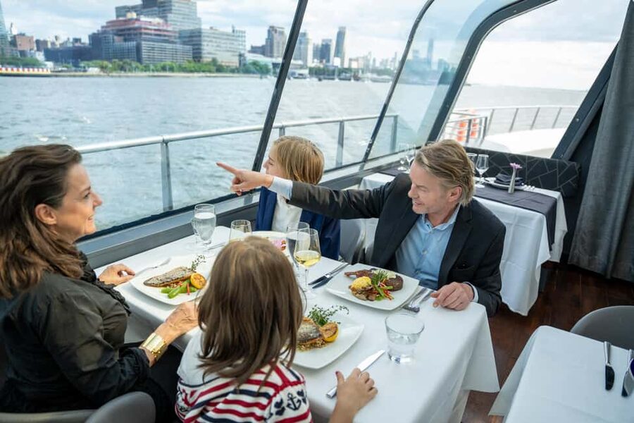 NYC: City Cruises Luxury Brunch, Lunch or Dinner Cruise - Photo moments: getting shots of bridges and the Liberty without stress