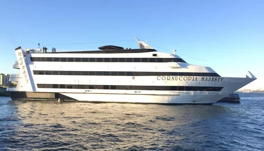NYC: Cornucopia Majesty New Year's Eve Party Cruise - Dinner Buffet From 9:30 to 11:30: Food Choices and Line Strategy