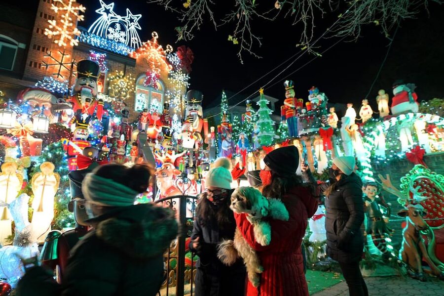 NYC: Dyker Heights and NYC Holiday Lights Luxury Bus Tour - Chelsea and the Meatpacking District: Getting in the Holiday Mood Fast