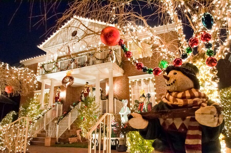 NYC: Dyker Heights and NYC Holiday Lights Luxury Bus Tour - One World Trade Center Stops the Party, in a Good Way