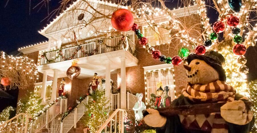 NYC: Dyker Heights and NYC Holiday Lights Luxury Bus Tour - Dyker Heights Christmas Lights: The 1-Hour Photo Stop That Matters Most
