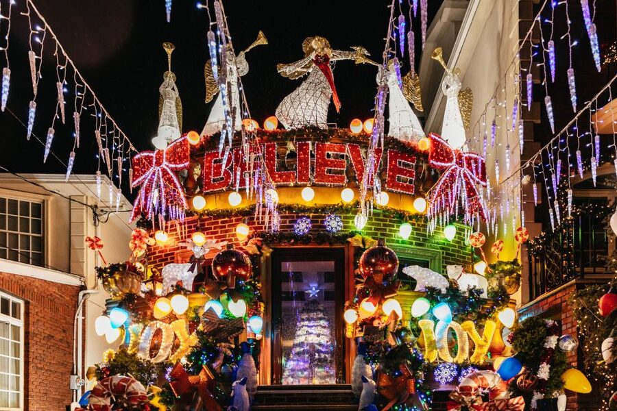 NYC: Dyker Heights Christmas Lights & Skyline View Bus Tour - Meeting at Junior’s, then settling in for a smooth ride