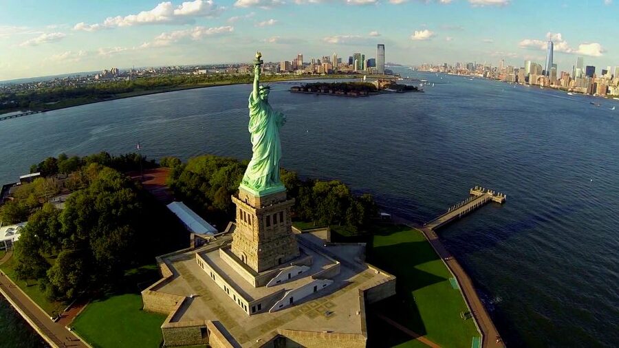 NYC: Ellis Island Private Tour with Liberty Island Access - What your guide actually adds on Liberty Island