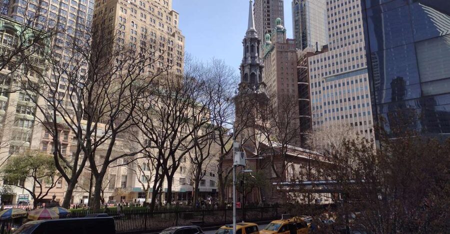 NYC: Gray Line Guided 5 Hour Manhattan Premium Bus Tour - Timing, crowds, and the ticket-line lesson