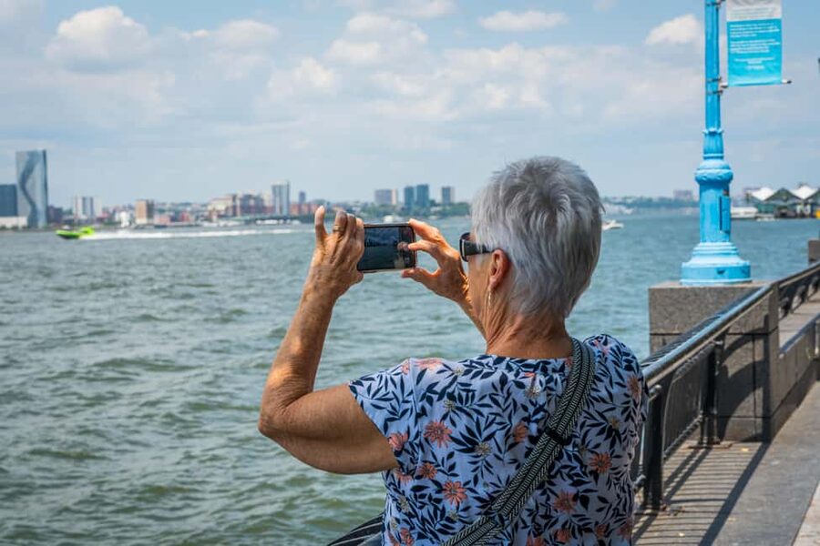 NYC: Half-Day Luxury Bus Tour with One World Access - Fifth Avenue and the Upper East Side: Seeing Old New York Luxury