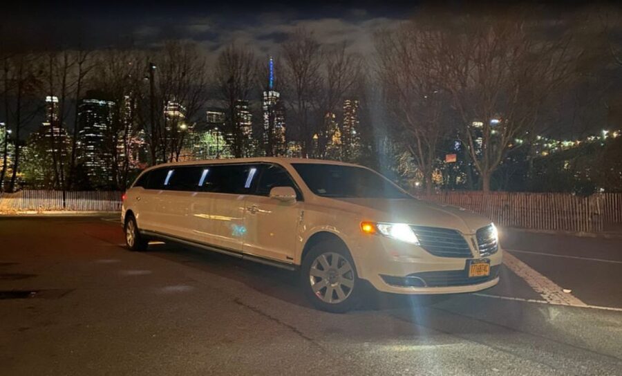 NYC Limousine Tour By Stretch Limo-King And Queen Limo NYC - Chinatown and Little Italy: a fast slice of the melting pot