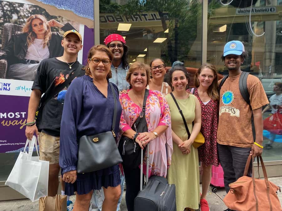 NYC: Manhattan Secondhand Shopping Day Tour - Final half-hour sprints: snagging accessories, finishing touches, and outfit upgrades