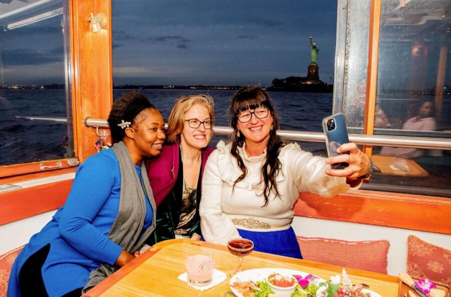 NYC: Night Holiday Lights and Cocoa Cruise - Comfort, Seating, and Winter Reality