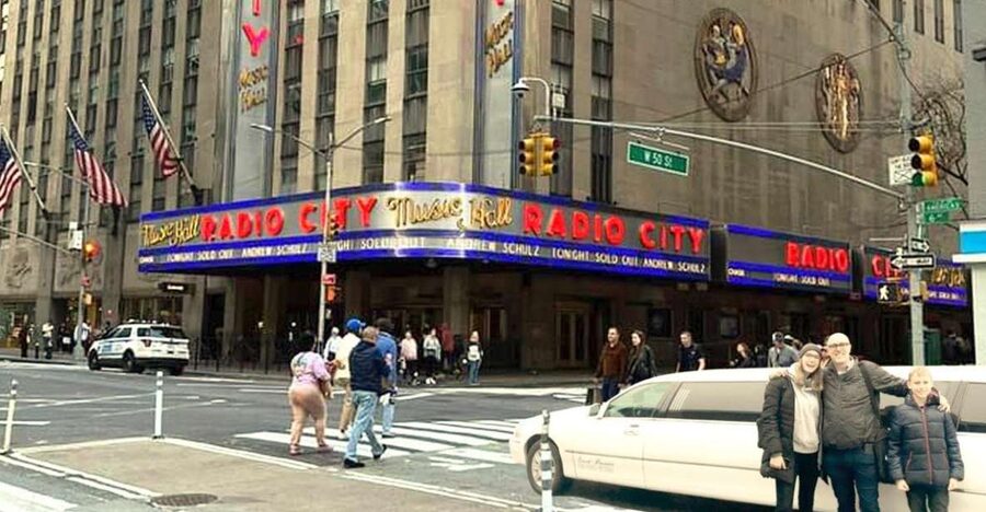 NYC: Private Home Alone 2 Stretch Limousine Tour with Pizza - Midtown Movie Stops: Empire State Building and Rockefeller Center