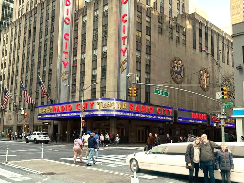 NYC: Private Home Alone 2 Stretch Limousine Tour with Pizza - Entering the Limo Comfort Zone, Plus the Pickup Reality
