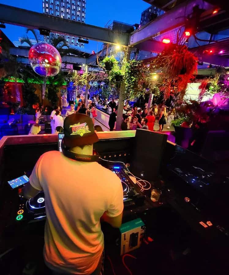 NYC Pub Crawl and Rooftop Clubbing Experience - Bowery and East Houston check-in: start on time, stay in the loop