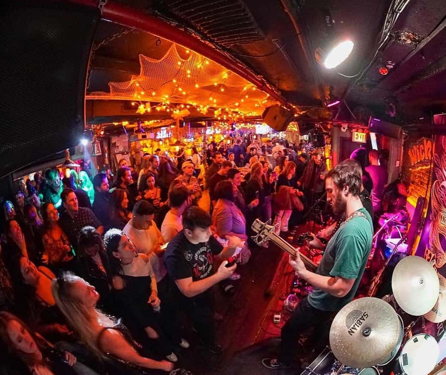 NYC Pub Crawl Experience - The hosts: the hidden reason people have a good night