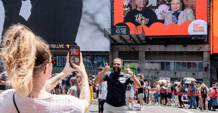 NYC: See Yourself on a Times Square Billboard for 24 Hours - Your 24-hour schedule: how the hourly 15 seconds really plays out