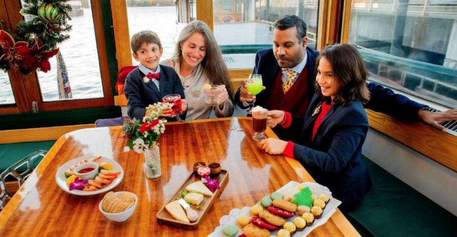 NYC: Sightseeing Holiday Cruise with Drink - Seating, Table Setup, and the Privacy Factor