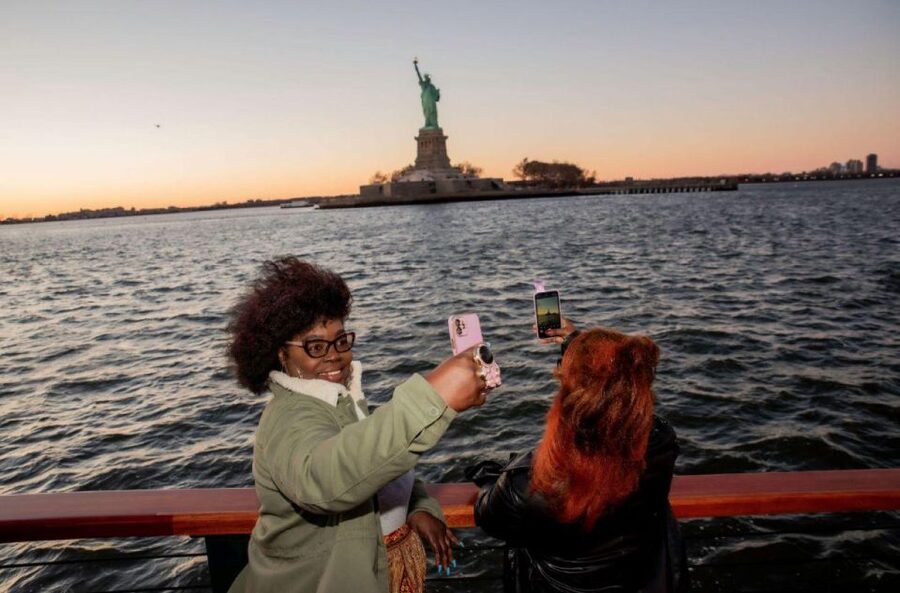 NYC: Sightseeing Holiday Cruise with Drink - Is the $85 Price Fair for a 90 Minute Harbor Cruise?