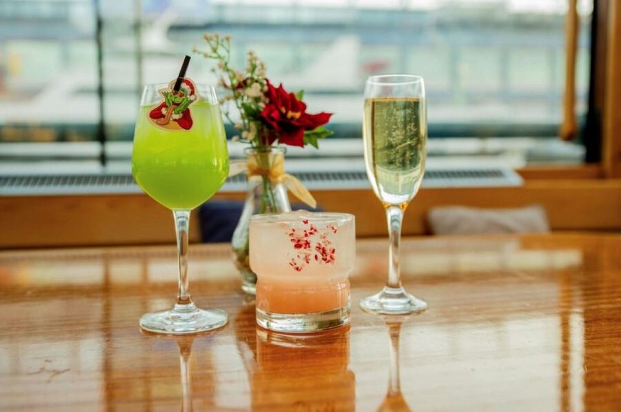 NYC: Sightseeing Holiday Cruise with Drink - Chelsea Piers Check-In and Where the Cruise Starts