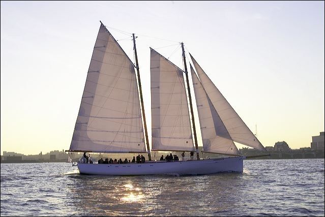 NYC: Sunset Sail Aboard Schooner Adirondack - The 2-hour sunset rhythm: what you do and see from the water