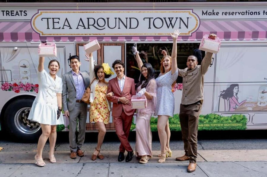 NYC: Tea Around Town Bus Tour with Live Entertainment - Meeting at 42nd Street: easy to find, easy to miss the timing